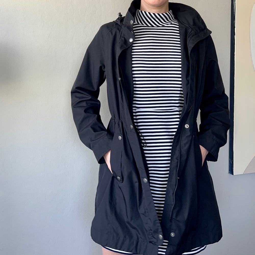 Lands’ End Black Long Hooded Raincoat Windbreaker  Sz L Packable